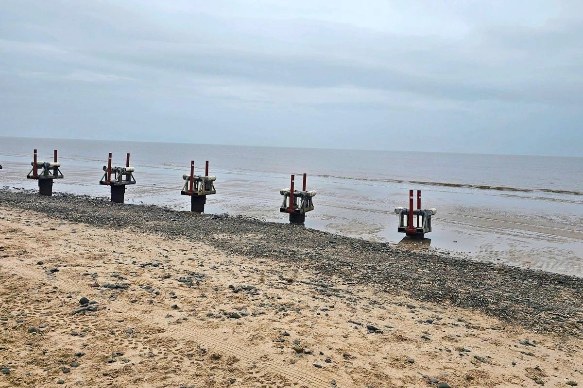 dziwnestaloweko-extra-1.webp Dziwne stalowe konstrukcje na plaży w Północnej Walii zaskakują turystów. Co się dzieje? - image 1