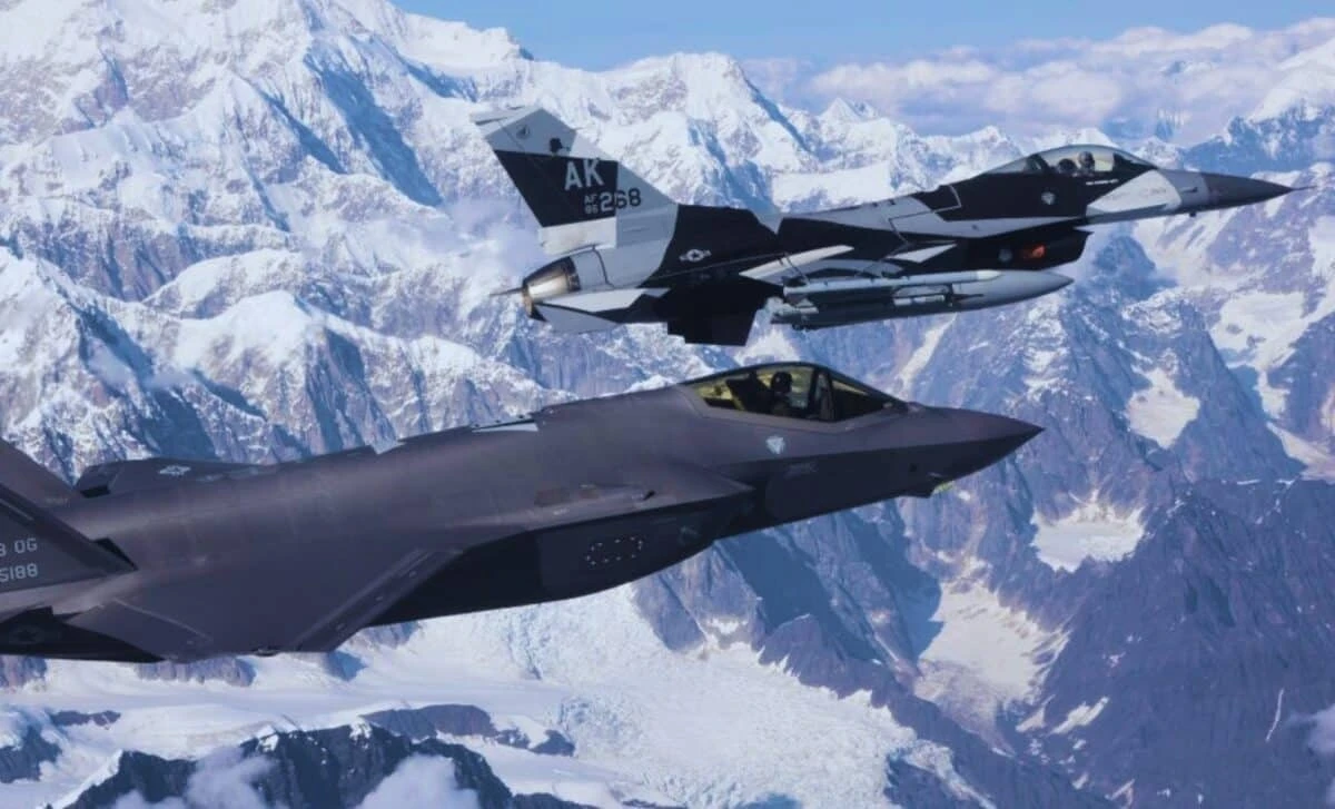 Amerykańskie myśliwce F-35 i F-16 poderwane po wykryciu rosyjskiego samolotu zwiadowczego blisko Alaski