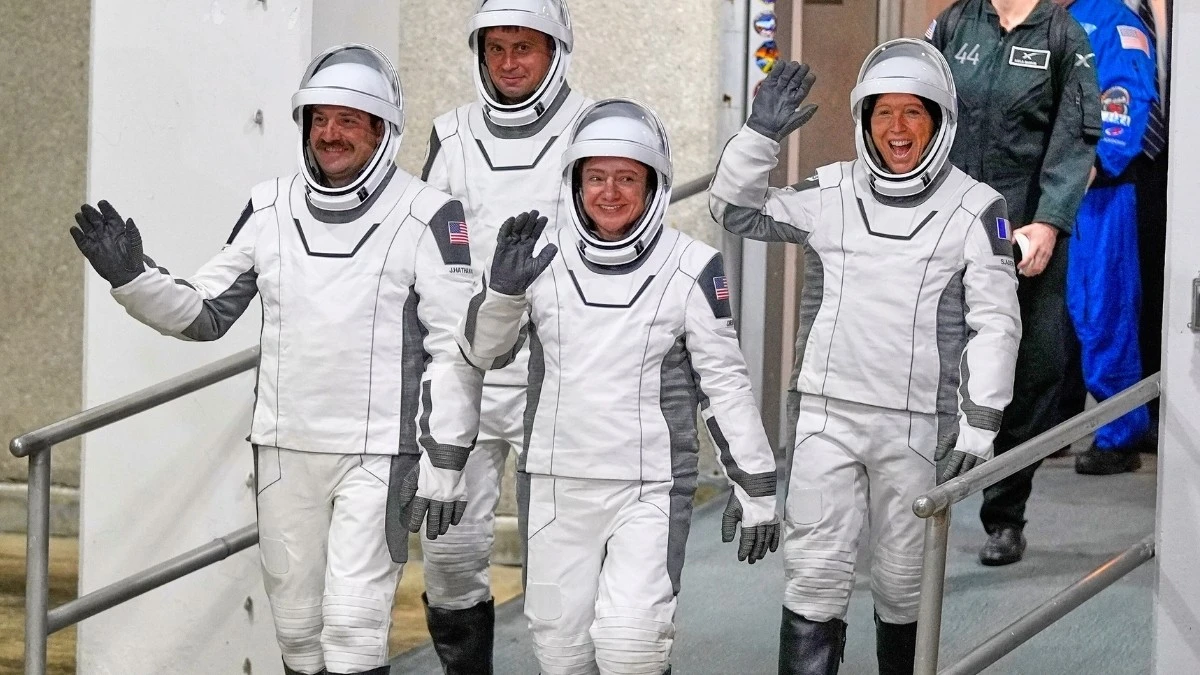 Czterech nowych astronautów na ISS: misja badawcza odzyskała pełny skład