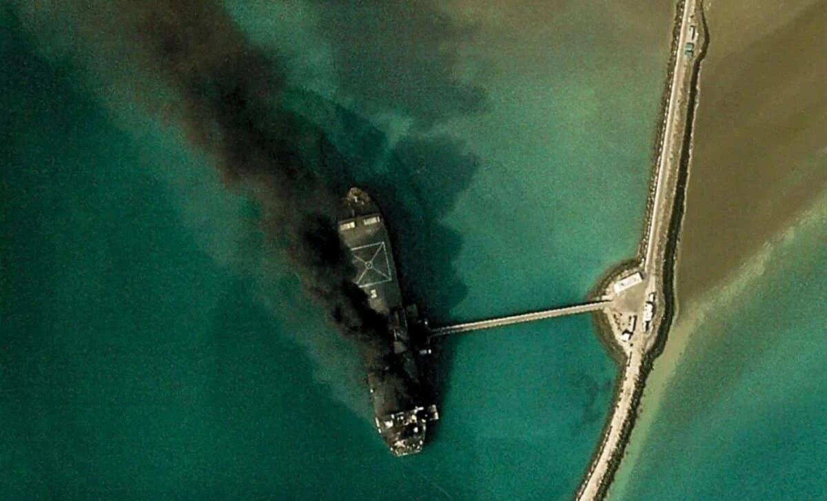 Iran: Gigantyczny okręt wojenny płonie w strategicznym miejscu. Co się stało?