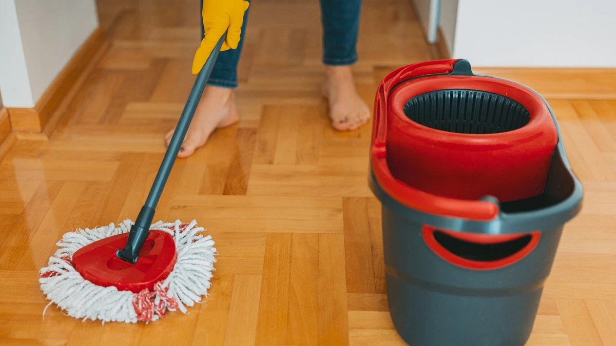 Brudny mop jak nowy? Sekretna mieszanka sody i soli odmieni czyszczenie