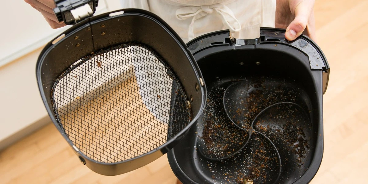 Jak wyczyścić air fryer w 5 minut, by wyglądał jak nowy? Ten trik z sodą zna mało kto - image 1