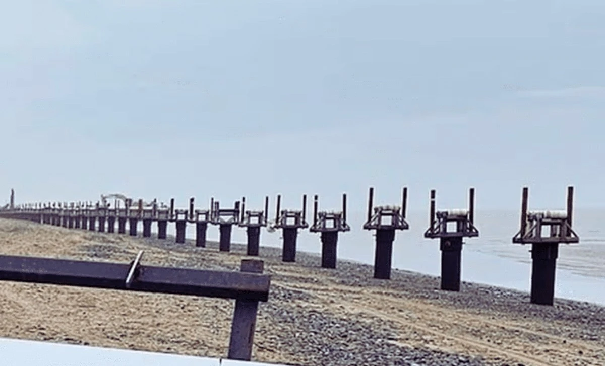 Dziwne stalowe konstrukcje na plaży w Północnej Walii zaskakują turystów. Co się dzieje?