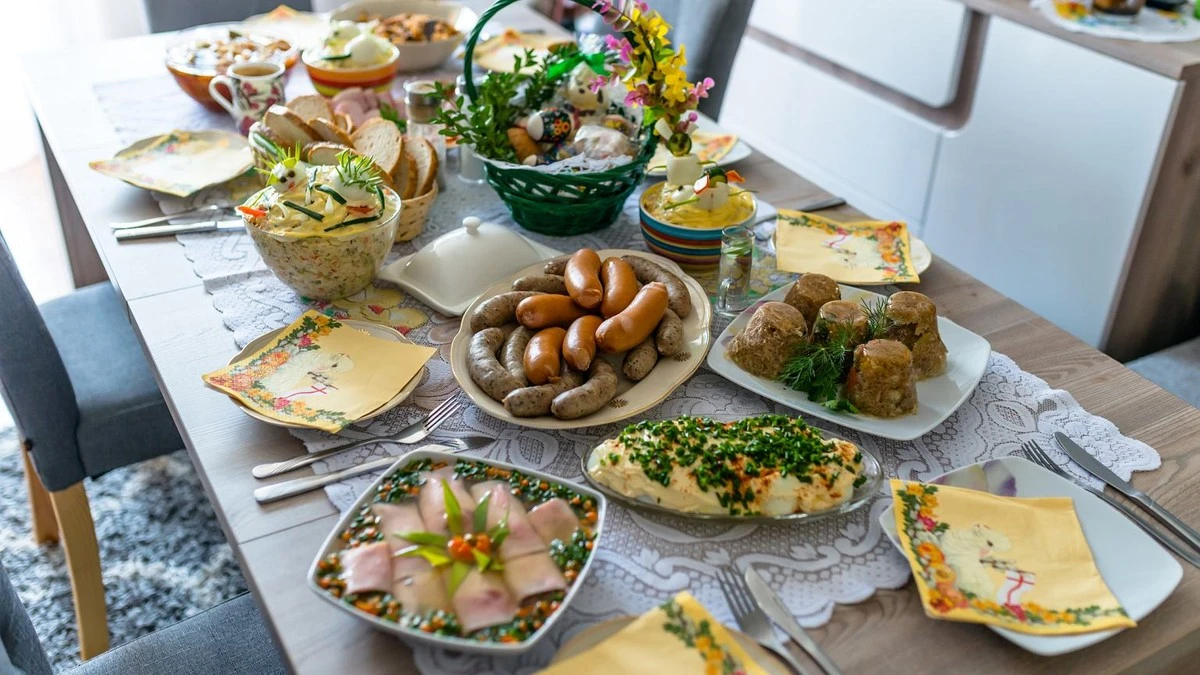Unikaj tych 3 błędów podczas przechowywania! Sosy i sałatki wielkanocne mogą być groźne.