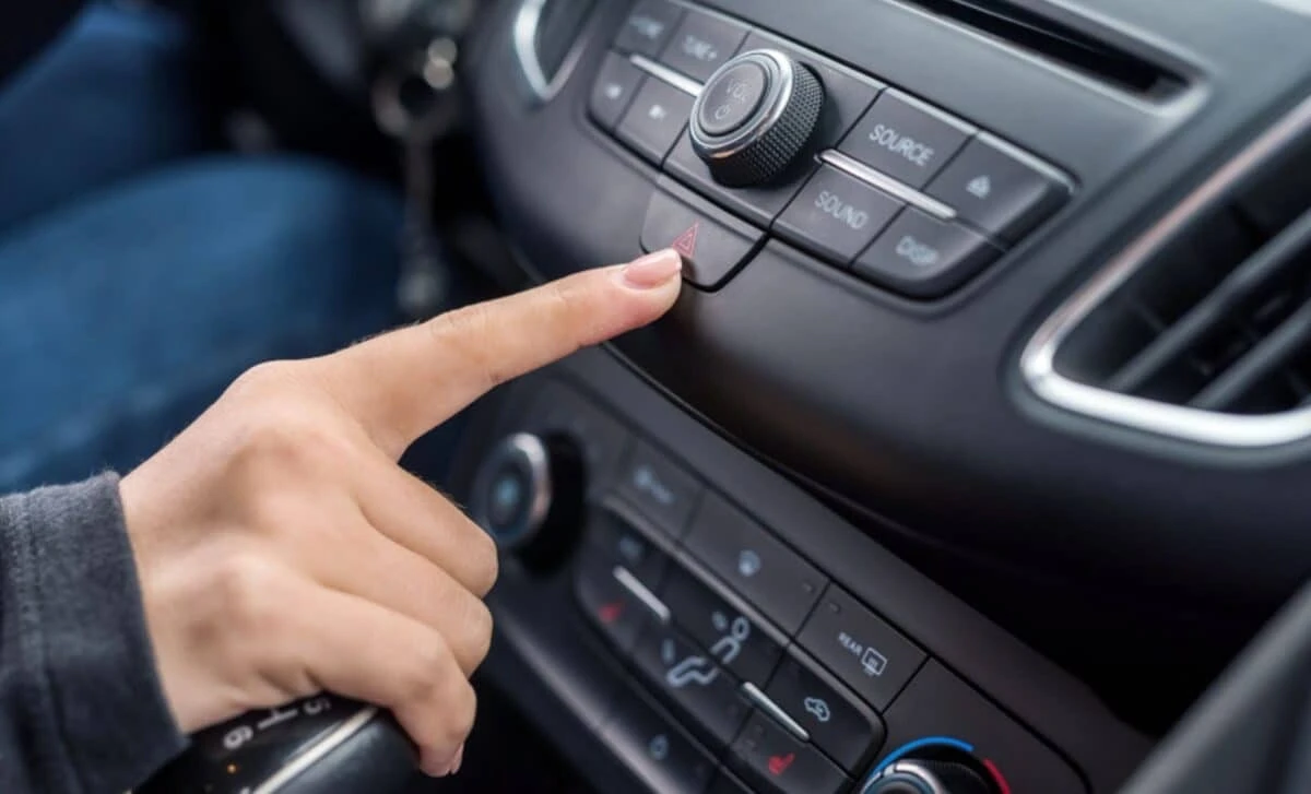 Koniec wszechwładzy ekranów? Kierowcy odzyskują fizyczne przyciski, a Diesel wraca do łask