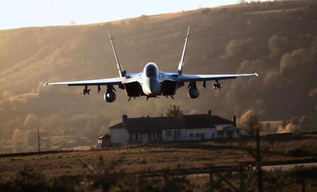 Myśliwiec Rafale przeciął kable energetyczne. 104 domy pogrążone w ciemności