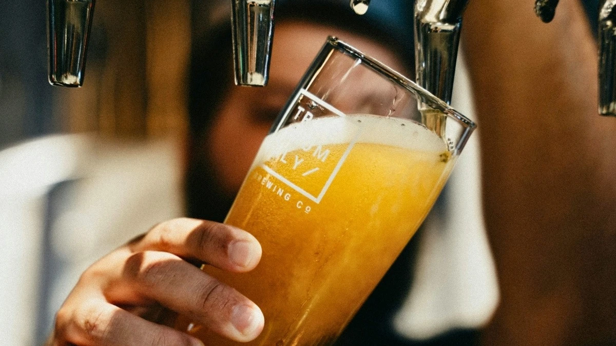 Jedno proste działanie, by pić mniej alkoholu. Naukowcy potwierdzają jego skuteczność