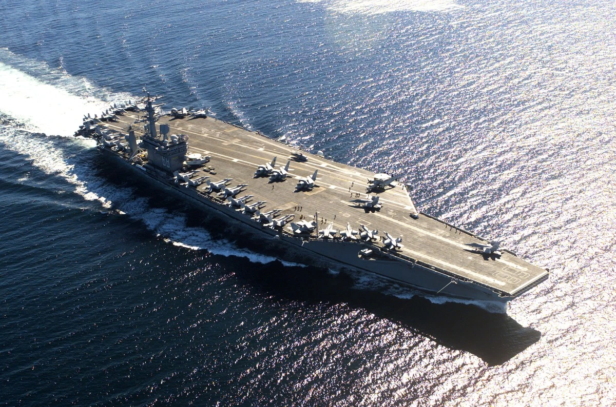 ussgeraldrfordp-extra-1.webp USS Gerald R. Ford płynie przez Atlantyk: Tajemnicza trasa okrętu i napięcia na Bliskim Wschodzie - image 1