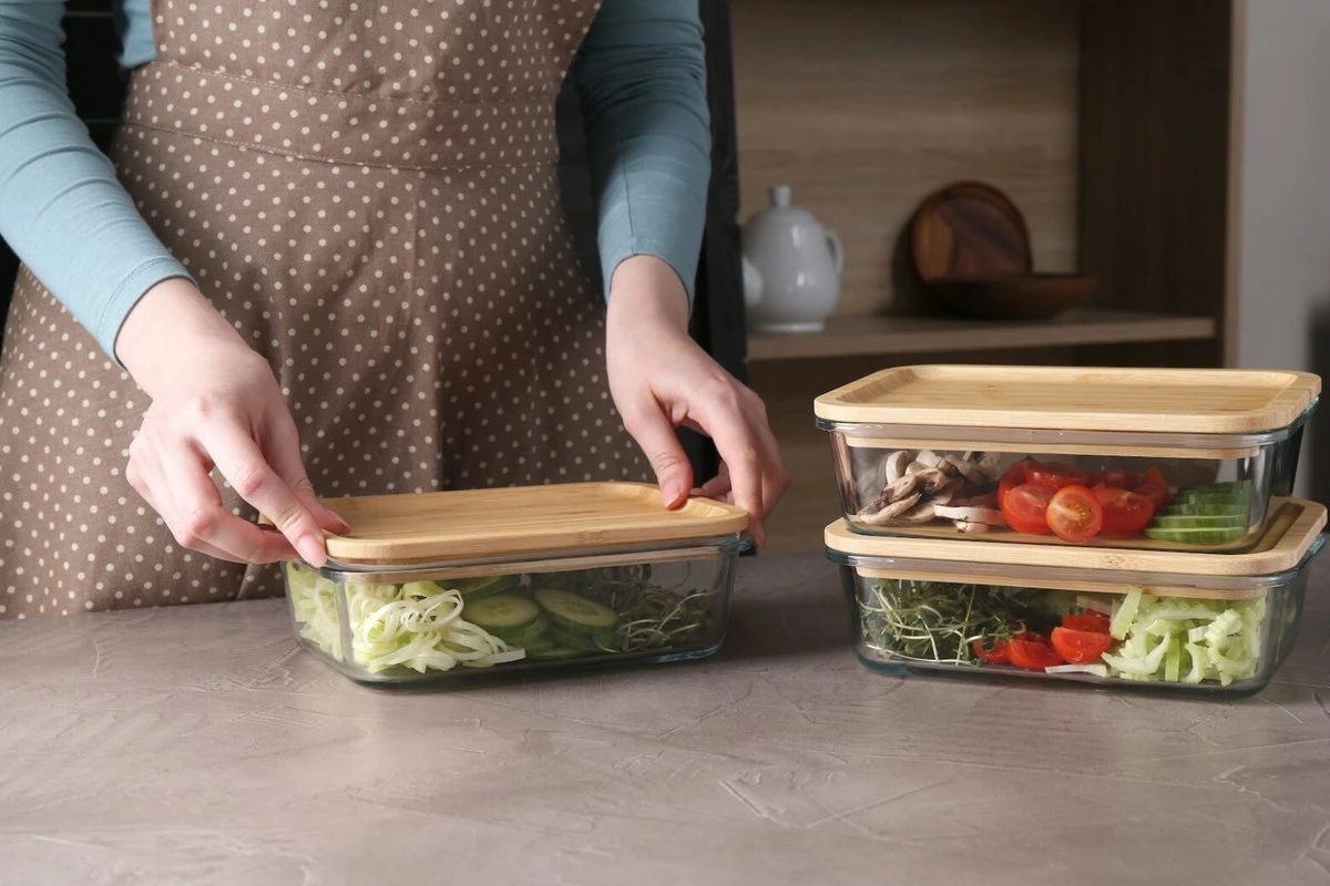 szkokontraplast-extra-1.webp Szkło kontra plastik: co tak naprawdę chroni Twoją mąkę przed molami i utratą świeżości? Jeden detal robi różnicę - image 1
