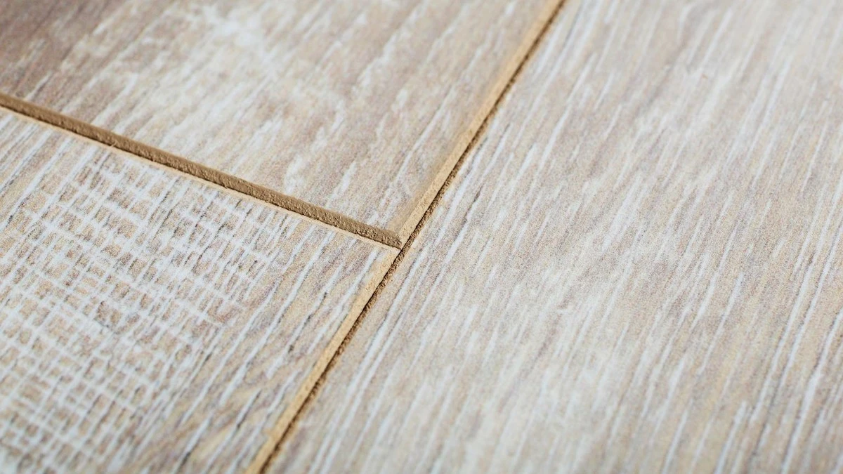 4 triki na szpary między panelami. Twoja podłoga znów będzie wyglądać jak nowa!