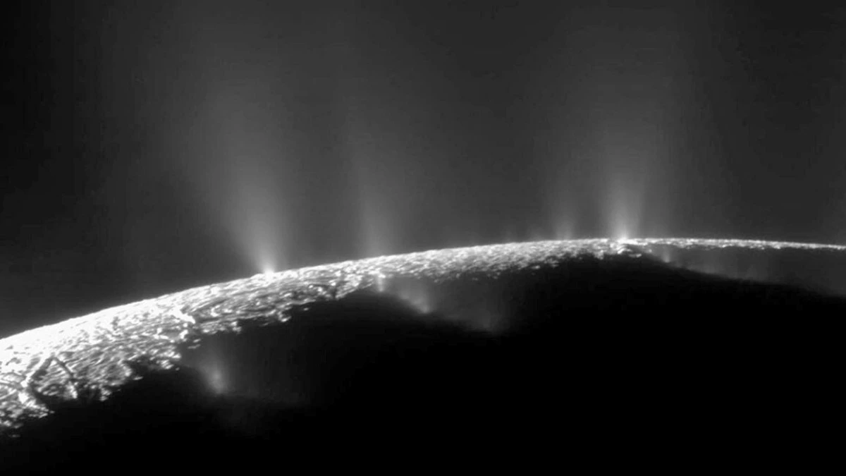Niewidzialny ocean fal: Jak mały księżyc Saturna wpływa na całą planetę