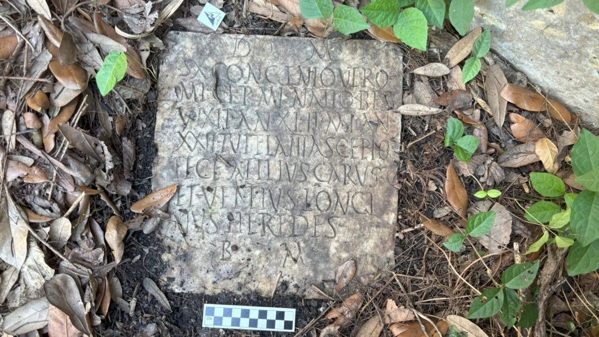 Dawno zaginiony rzymski kamień nagrobny, znaleziony w amerykańskim ogrodzie, wraca do Włoch – historia, która zadziwia!