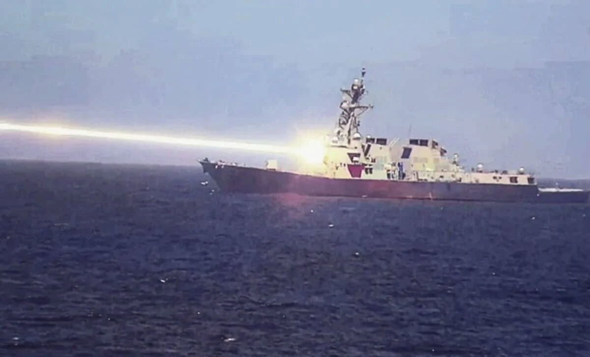 Niszczyciel US Navy zestrzelił drony na morzu za pomocą potężnego lasera