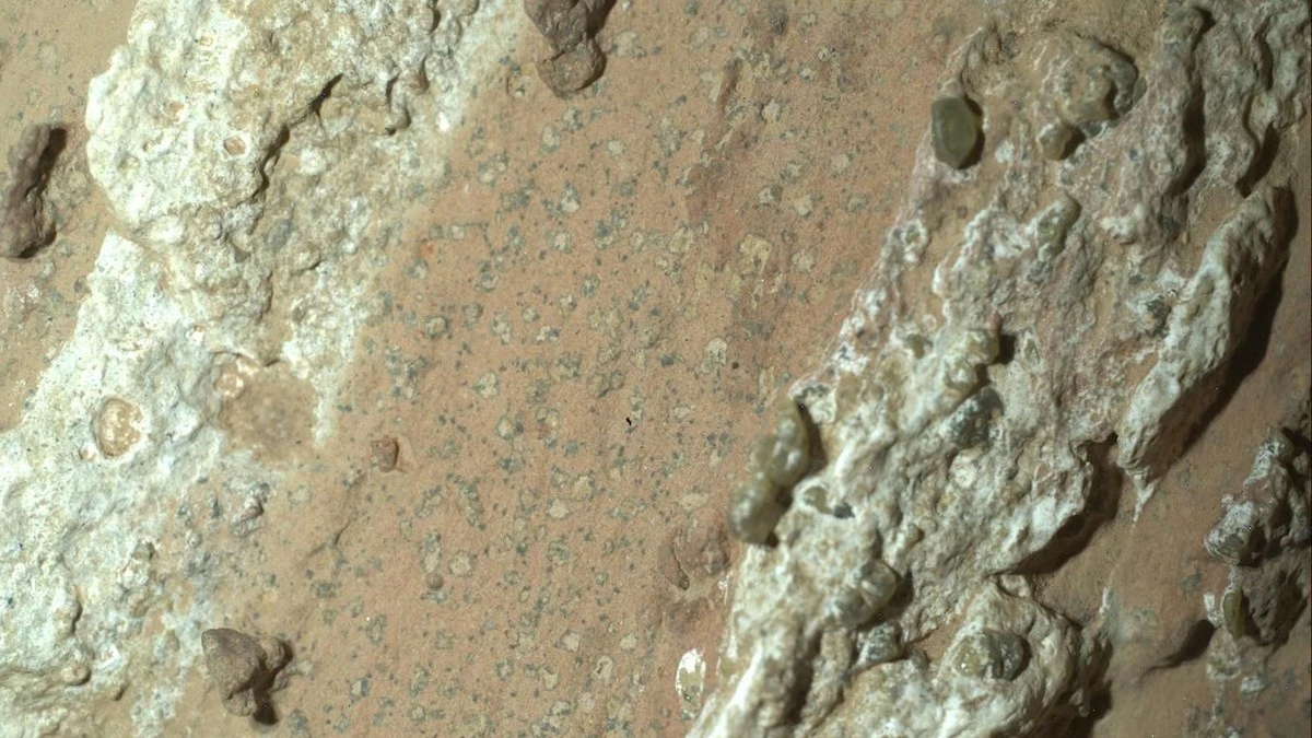 Niespodziewane odkrycie na Marsie: łazik Curiosity odkrył cenny minerał pod skorupą skały - image 1