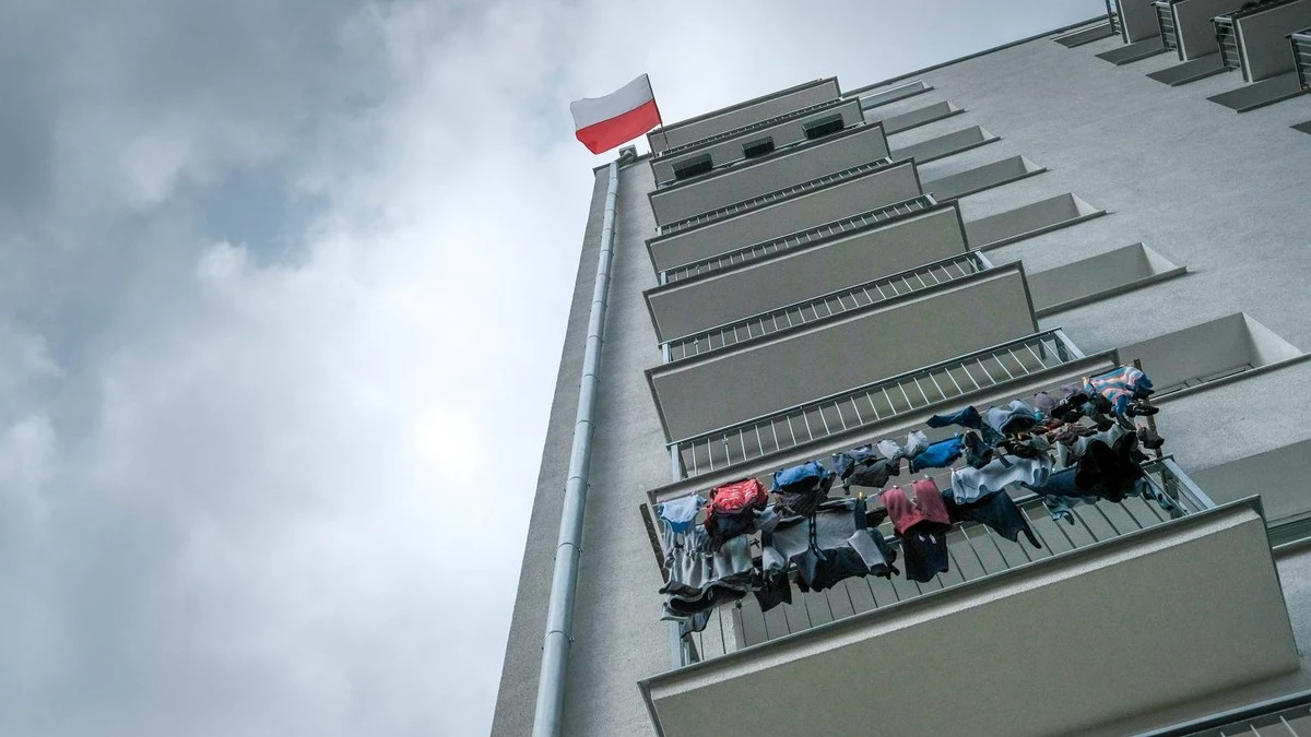 Suszysz pranie na balkonie? Uważaj, bo możesz dostać mandat. Wyjaśniamy, kiedy grozi kara