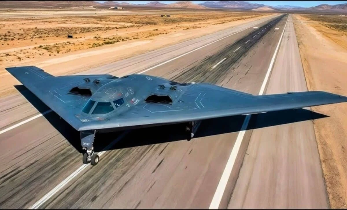 B-2 Spirit i lotniskowiec USS Theodore Roosevelt ćwiczą wspólną ofensywę z rakietami LRASM
