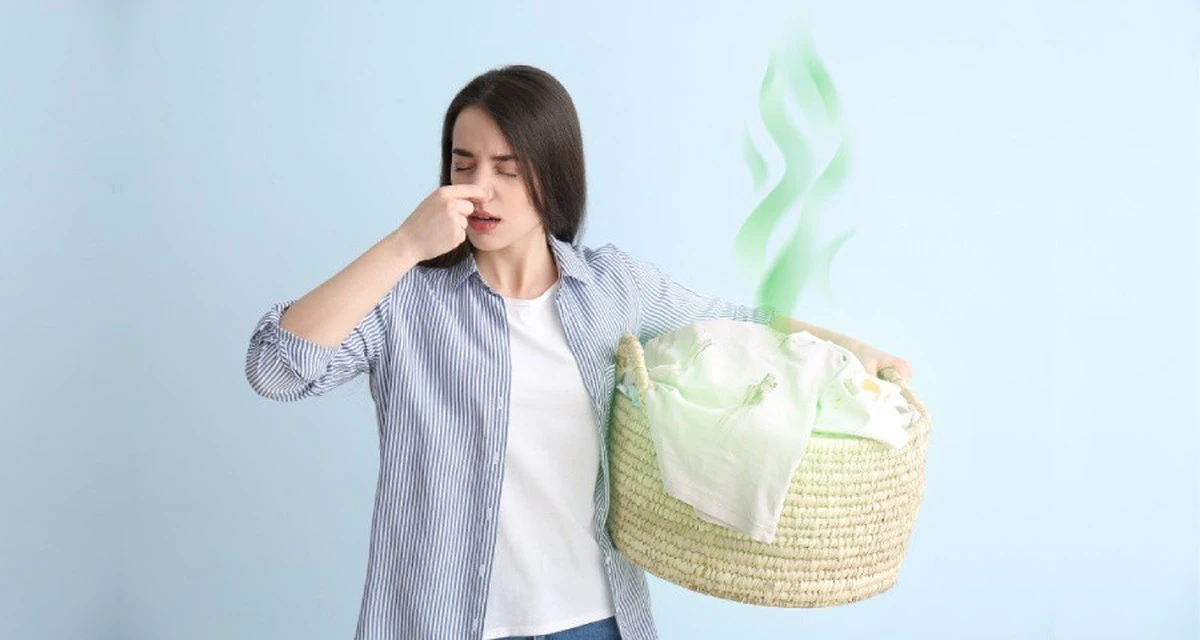 Ubrania pachną stęchlizną? Prosty trik, który odmieni garderobę i zapobiegnie smrodowi - image 1