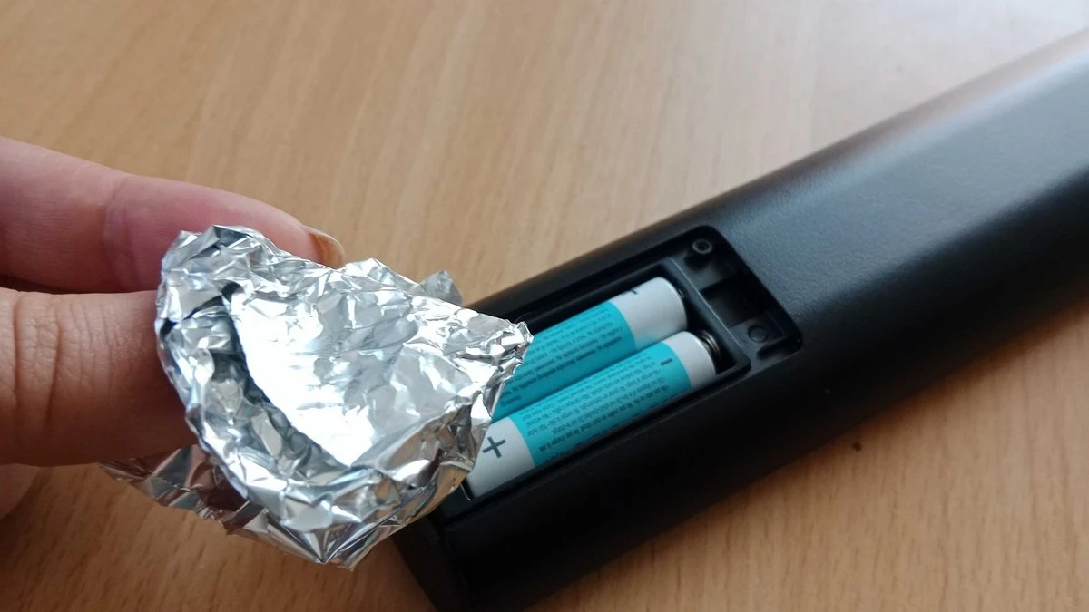 Mało kto zna ten trik z folią aluminiową. Przydaje się, gdy pilot nagle przestaje działać
