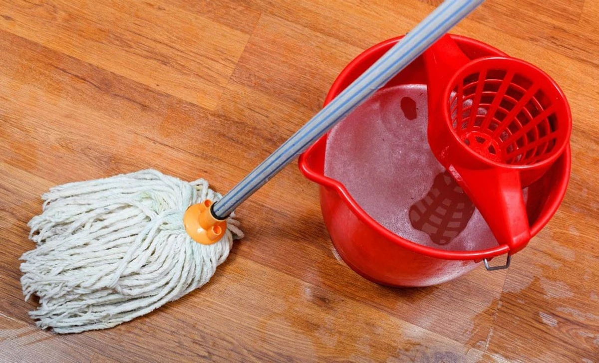 brudnymopjaknow-extra-1.webp Brudny mop jak nowy? Sekretna mieszanka sody i soli odmieni czyszczenie - image 1