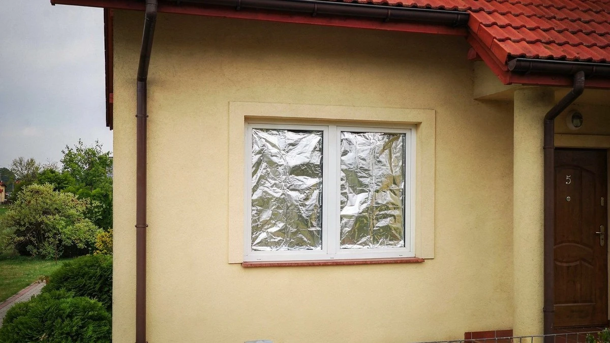 Dlaczego sąsiad okleja okna folią aluminiową? Ten prosty patent możesz pożałować