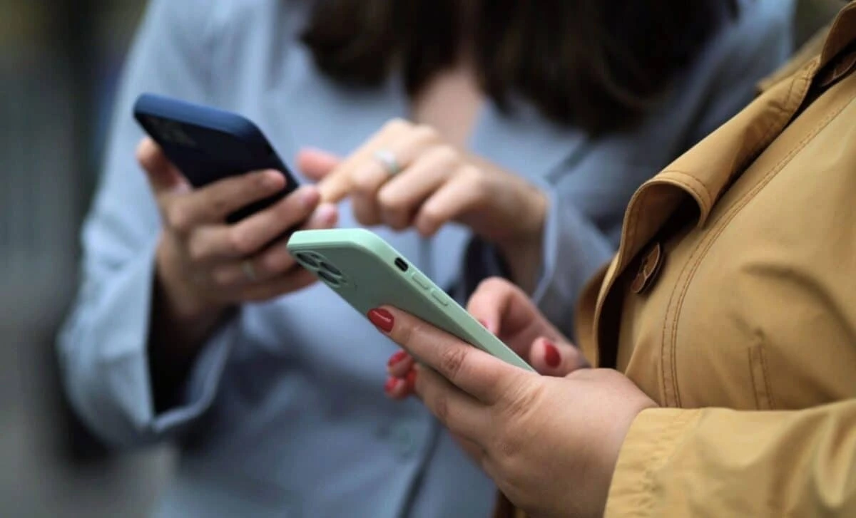 Amerykańscy wywiadowcy apelują: Zrestartuj telefon z Androidem lub iPhone'em natychmiast. Jest ku temu niepokojący powód.