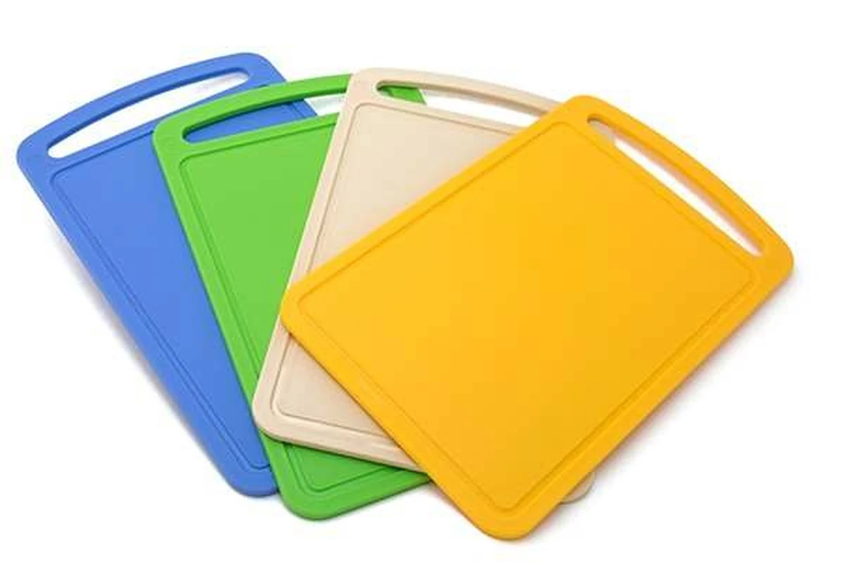 Plastikowa deska do krojenia wydziela mikrodrobiny. Chemiczka wyjaśnia, dlaczego to groźne dla zdrowia - image 1