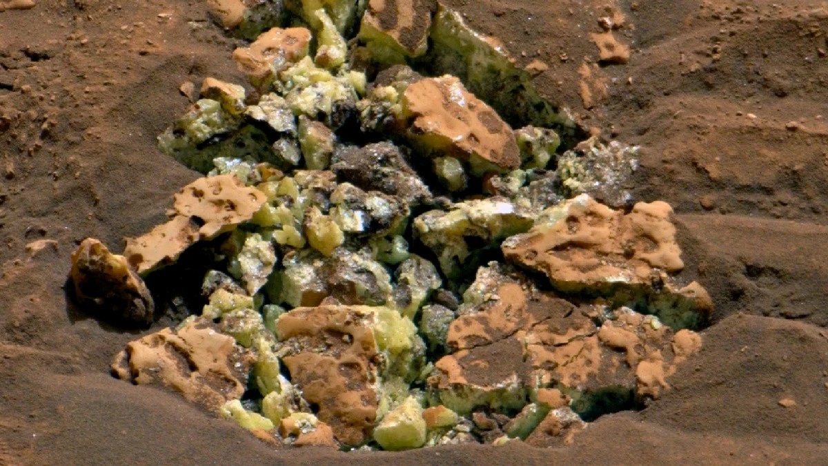 Niespodziewane odkrycie na Marsie: łazik Curiosity odkrył cenny minerał pod skorupą skały