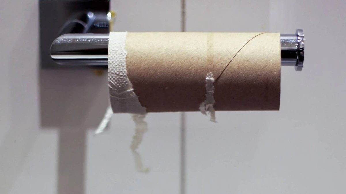 Rolki po ręcznikach papierowych w szufladzie? Genialny trik, który uporządkuje Twoją kuchnię.